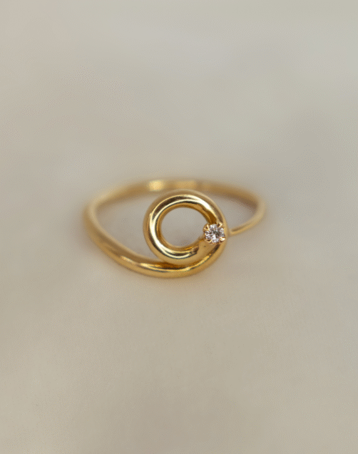 Anillo de oro con diamante