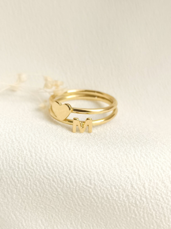 Anillo con inicial en oro 18k