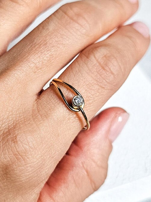 Anillo en oro 18k con diamante