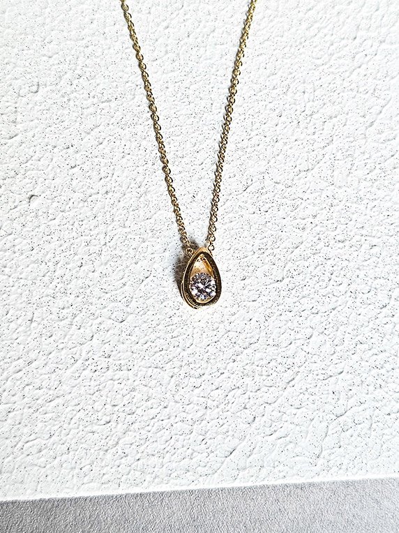 Collar en oro 18k con diamante. Delicado collar en oro 18k