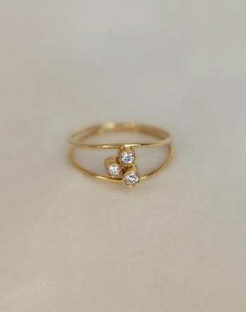 Anillo de oro con tres diamantes