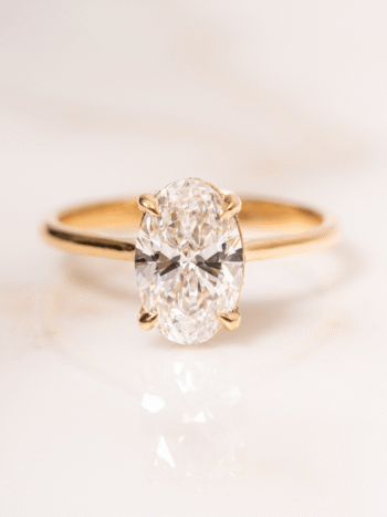 Anillo con diamante oval en oro 18k