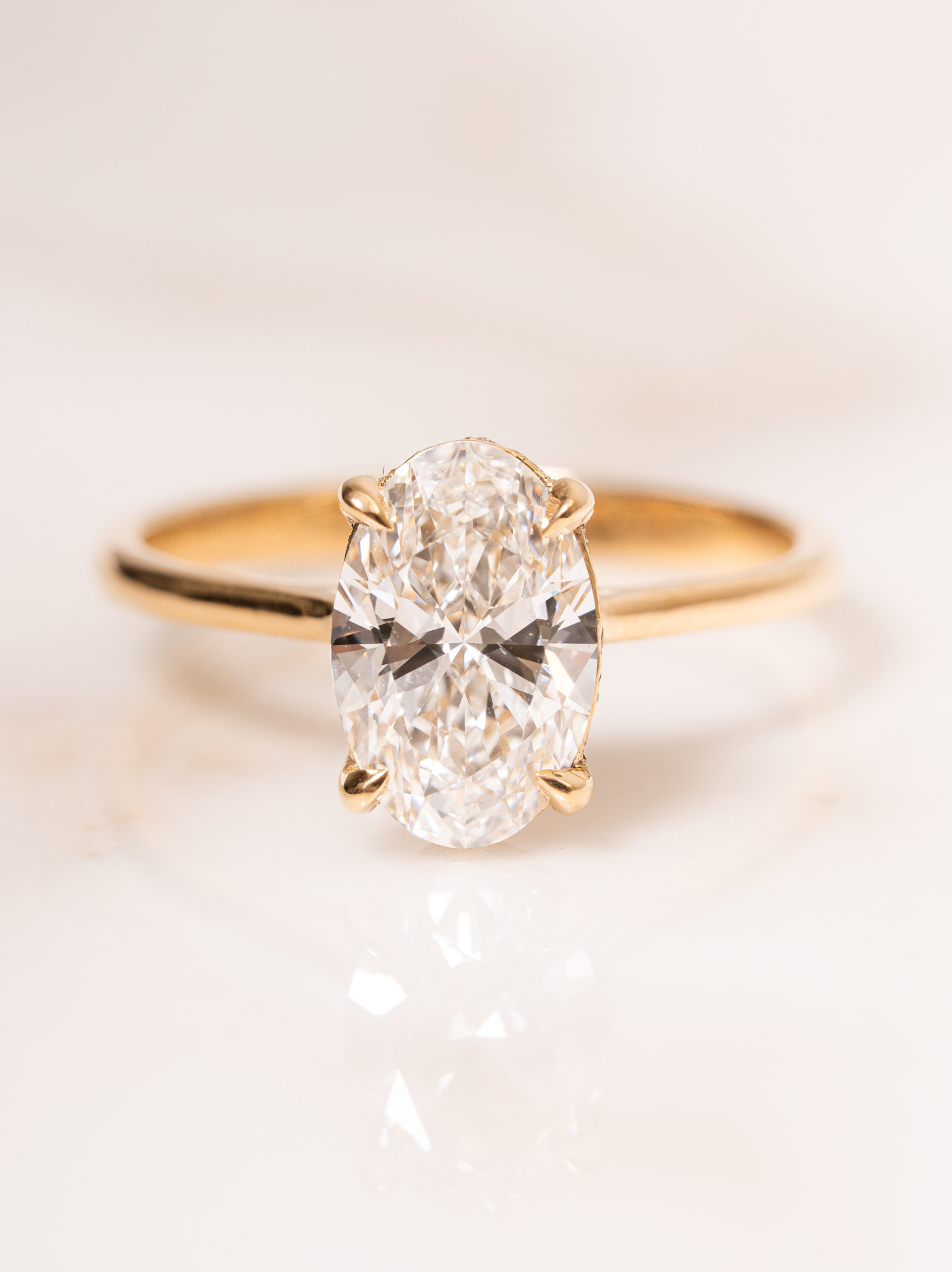 Anillo con diamante oval en oro 18k