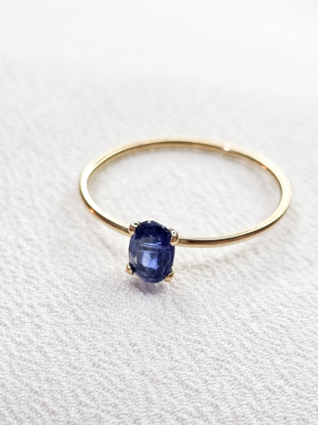 Anillo de oro con Cianita, anillo con piedra azul