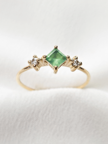 Anillo de oro con piedra verde