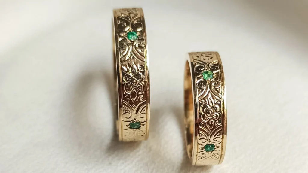 Alianzas grabadas Anillos con esmeralda